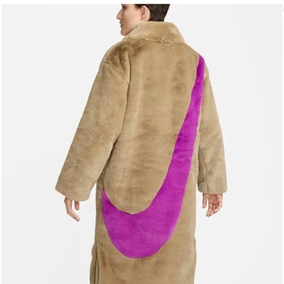 NWT Nike 🤩Sportswear Faux Fur Long Jacket Women’s Tan/Purple Swoosh ✅DQ6838 258 - Picture 2 of 2